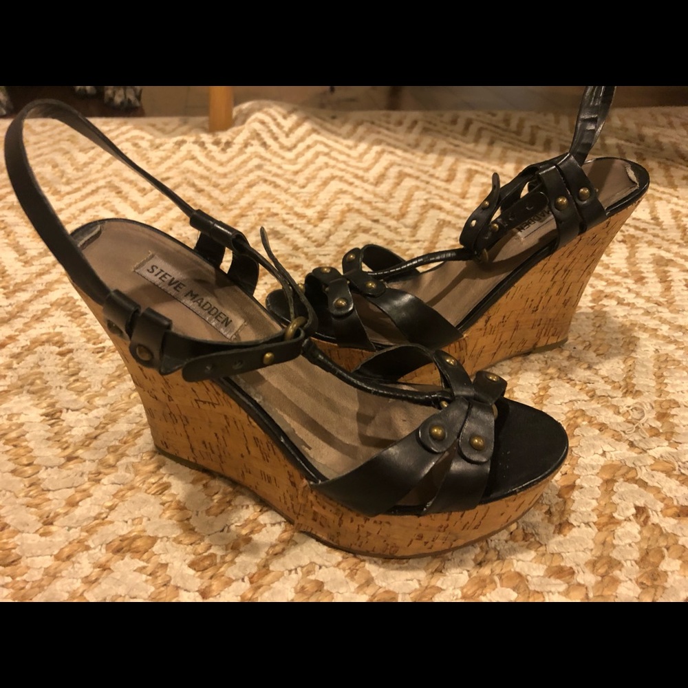 Steve Madden- Black patent women’s Quest sandal